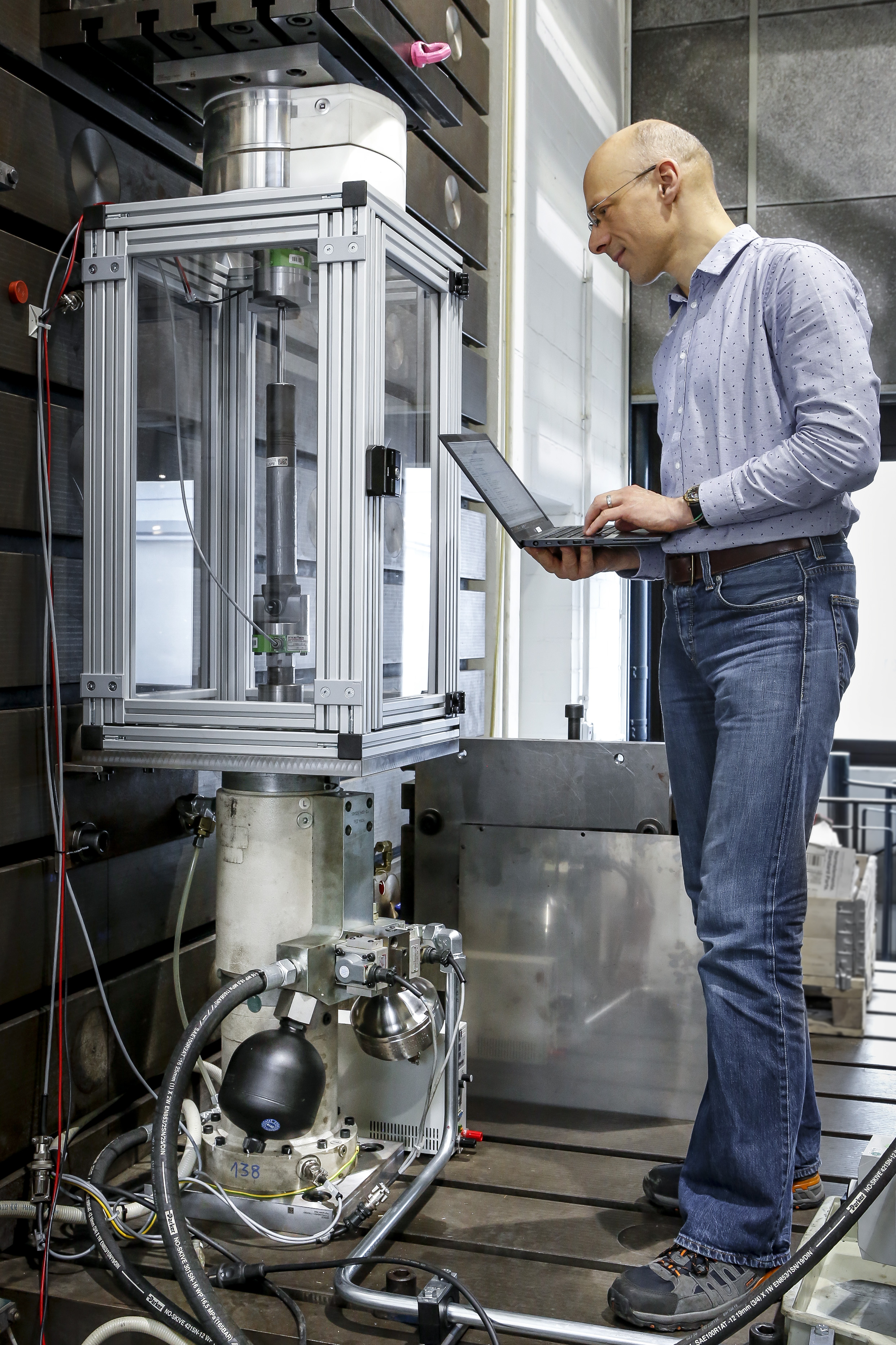 Mechanical Hardware-in-the-loop interface emulating the top mount and car body in a test rig for shock absorbers. 